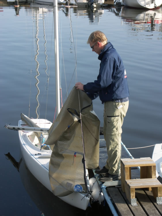 Emil Axelson förbereder båten
